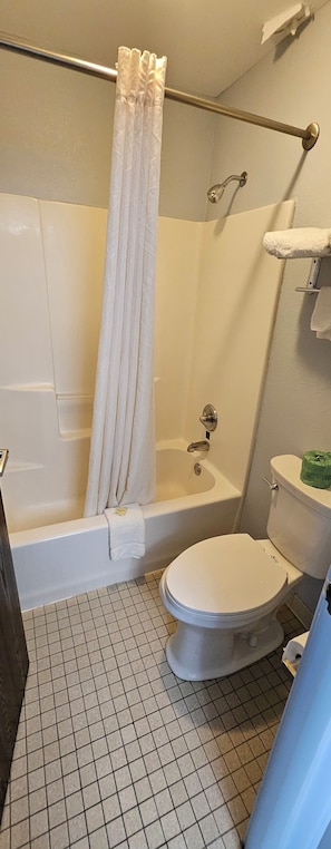 Quarto clássico, 1 cama King | Banheiro | Produtos de toalete grátis, secador de cabelo, toalhas de banho