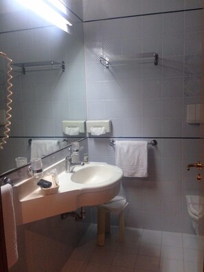 Junior Suite | Bathroom | Free toiletries, hair dryer, bidet