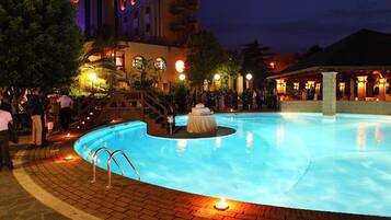 Piscine extérieure (ouverte en saison)