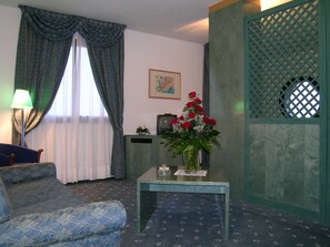 Deluxe Suite | Living area | Flat-screen TV
