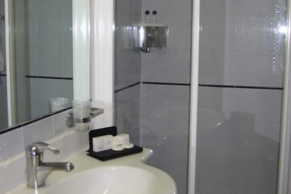 Free toiletries, hair dryer, bidet