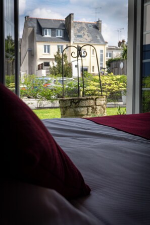 Dobbeltrom – deluxe | Sengetøy av topp kvalitet, safe på rommet og skrivebord