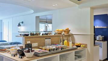 Petit déjeuner continental (16 EUR par personne)