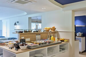 Desayuno continental diario (EUR 16 por persona)