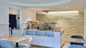 Daily continental breakfast (EUR 16 per person)
