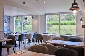 Petit déjeuner continental (16 EUR par personne)
