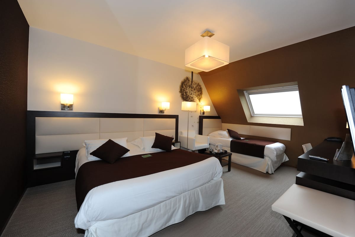 Premium bedding, in-room safe, desk, laptop workspace