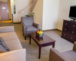 Suite, 1 King Bed with Sofa bed, Non Smoking | Hypo-allergenic bedding, in-room safe, desk, iron/ironing board - Comfort Suites University Area Notre Dame - South Bend (South Bend)