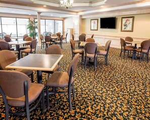 Free daily buffet breakfast - Comfort Suites University Area Notre Dame - South Bend (South Bend)