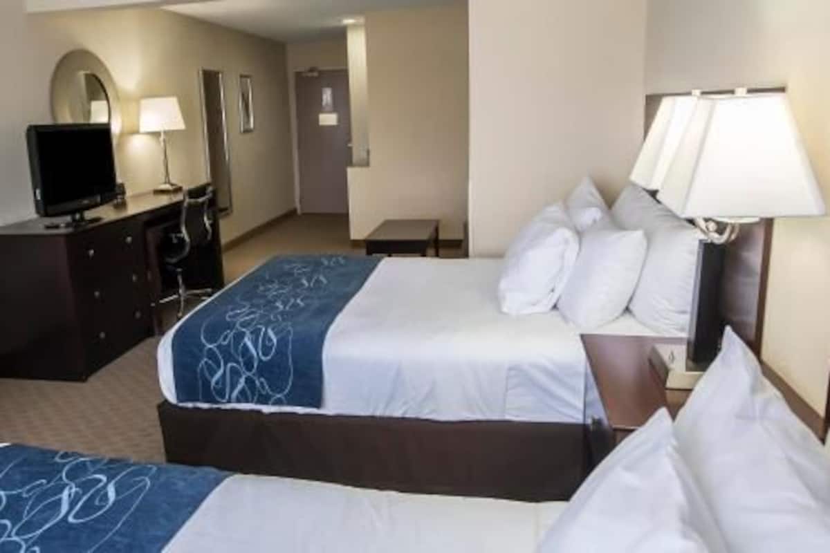 Ropa de cama hipoalergénica y caja de seguridad en la habitación