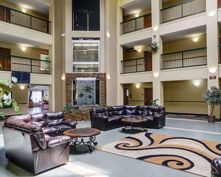 Lobby. Quality Suites Baton Rouge East - Denham Springs