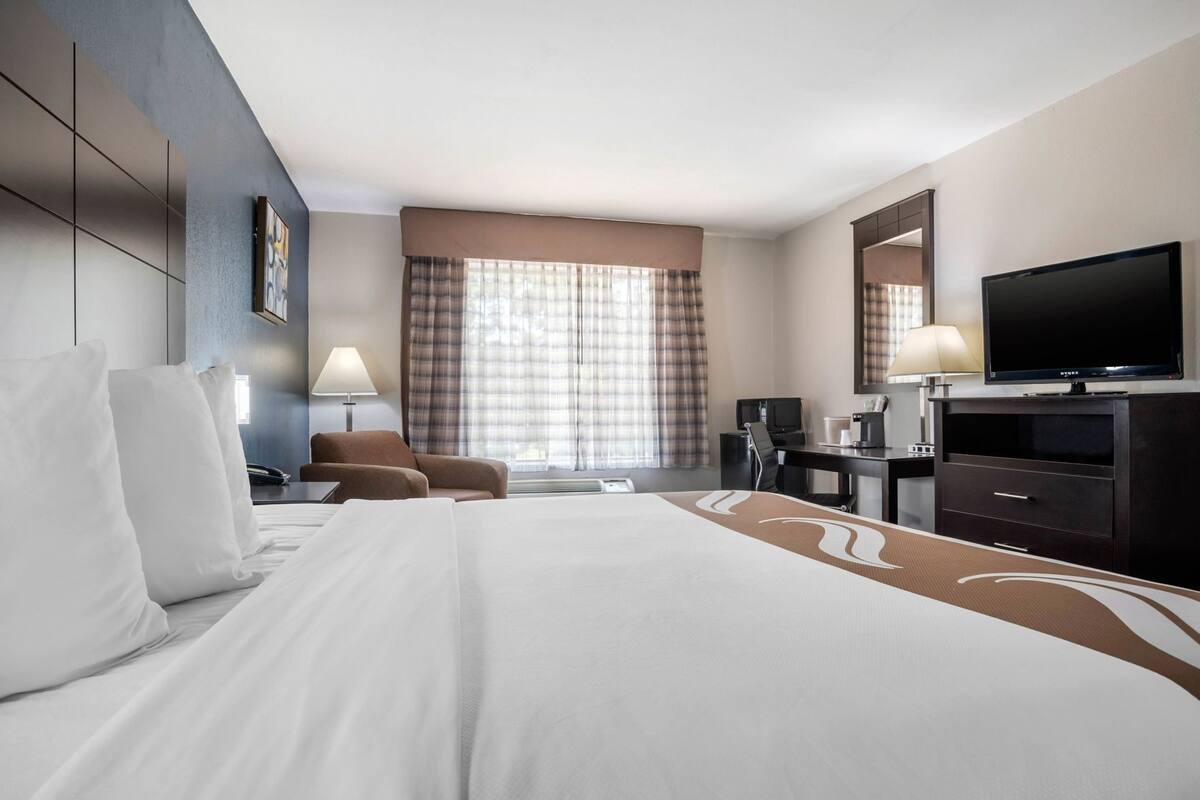 Escritorio, tabla de planchar con plancha, camas extra y wifi gratis