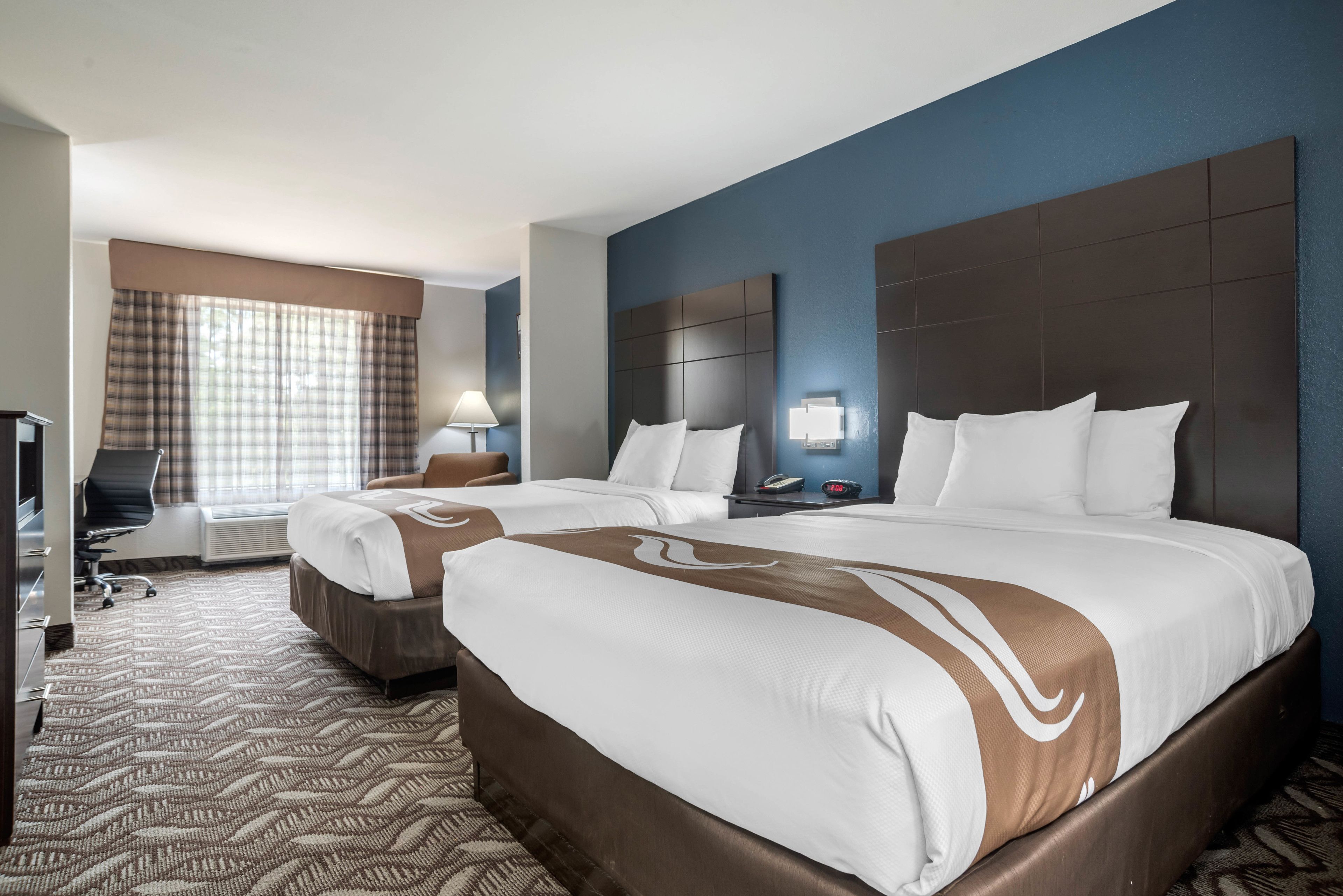 Suite, 2 queensize bedden, niet-roken | Een bureau, een strijkplank/strijkijzer, extra bedden (toeslag)