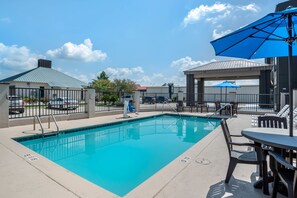 Una piscina al aire libre de temporada