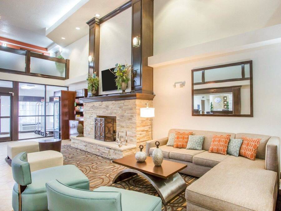 Un amplio salón con chimenea, un conjunto de sofás y una mesa de centro.