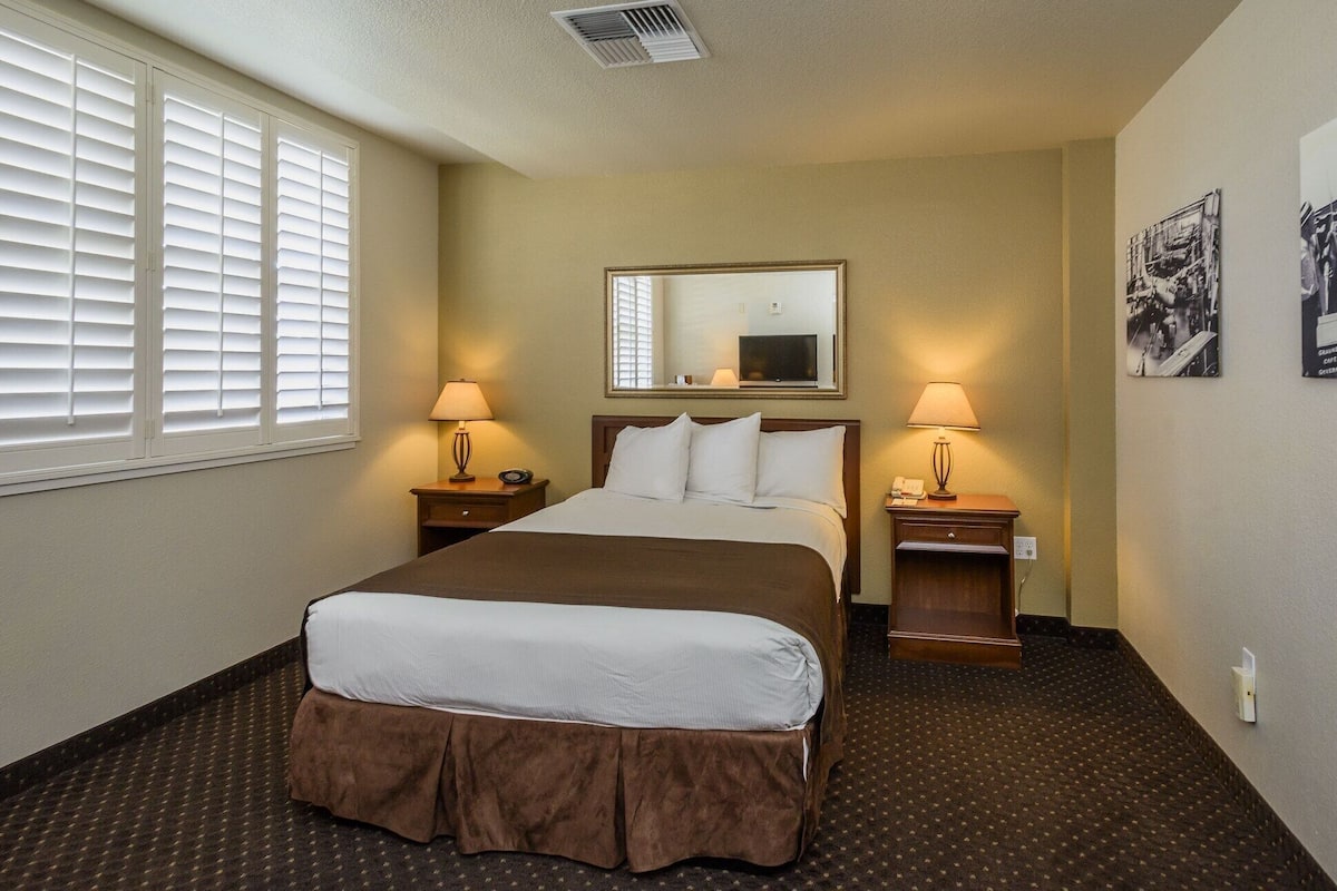 Lit avec matelas Ă plateau-coussin, minibar, bureau