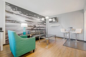 Suite, 1 Schlafzimmer, Kochnische (King) | Wohnbereich | LCD-Fernseher