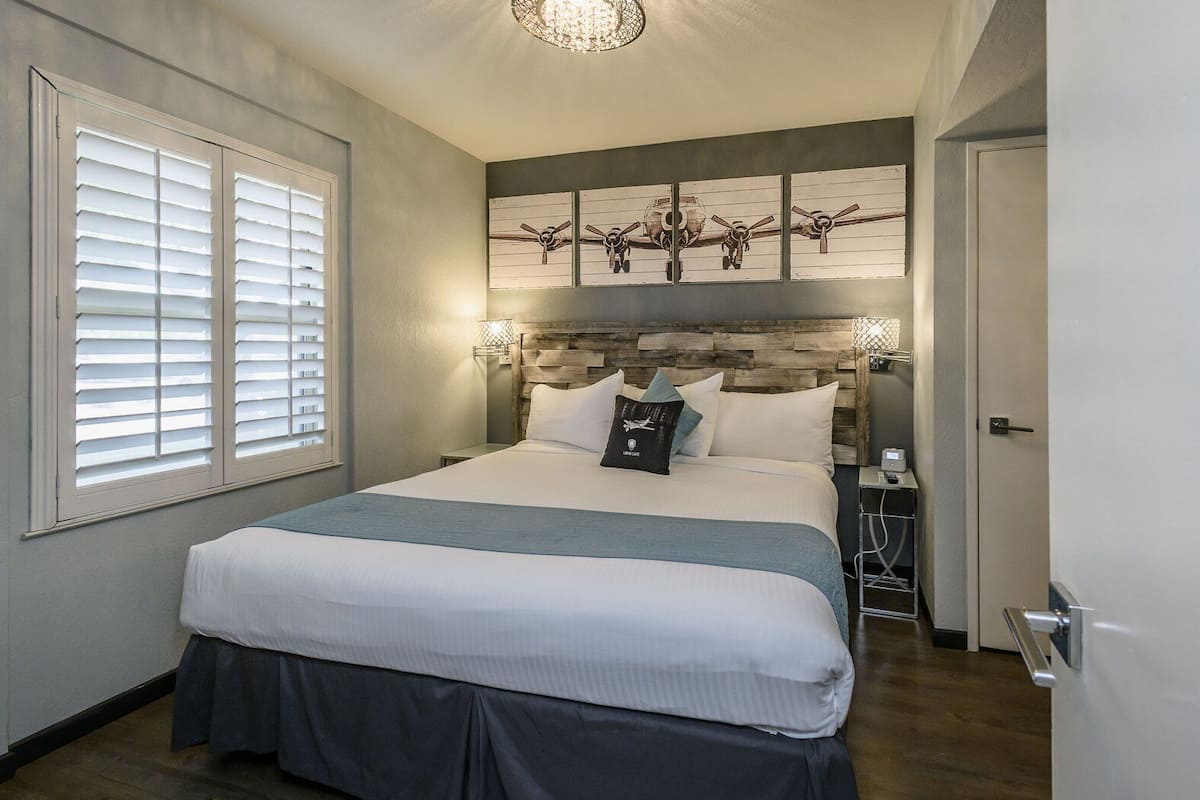 Lit avec matelas Ă plateau-coussin, minibar, bureau