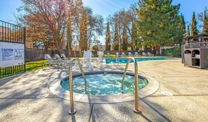 Una piscina al aire libre, tumbonas