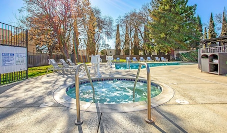 Piscina externa, espreguiƧadeiras