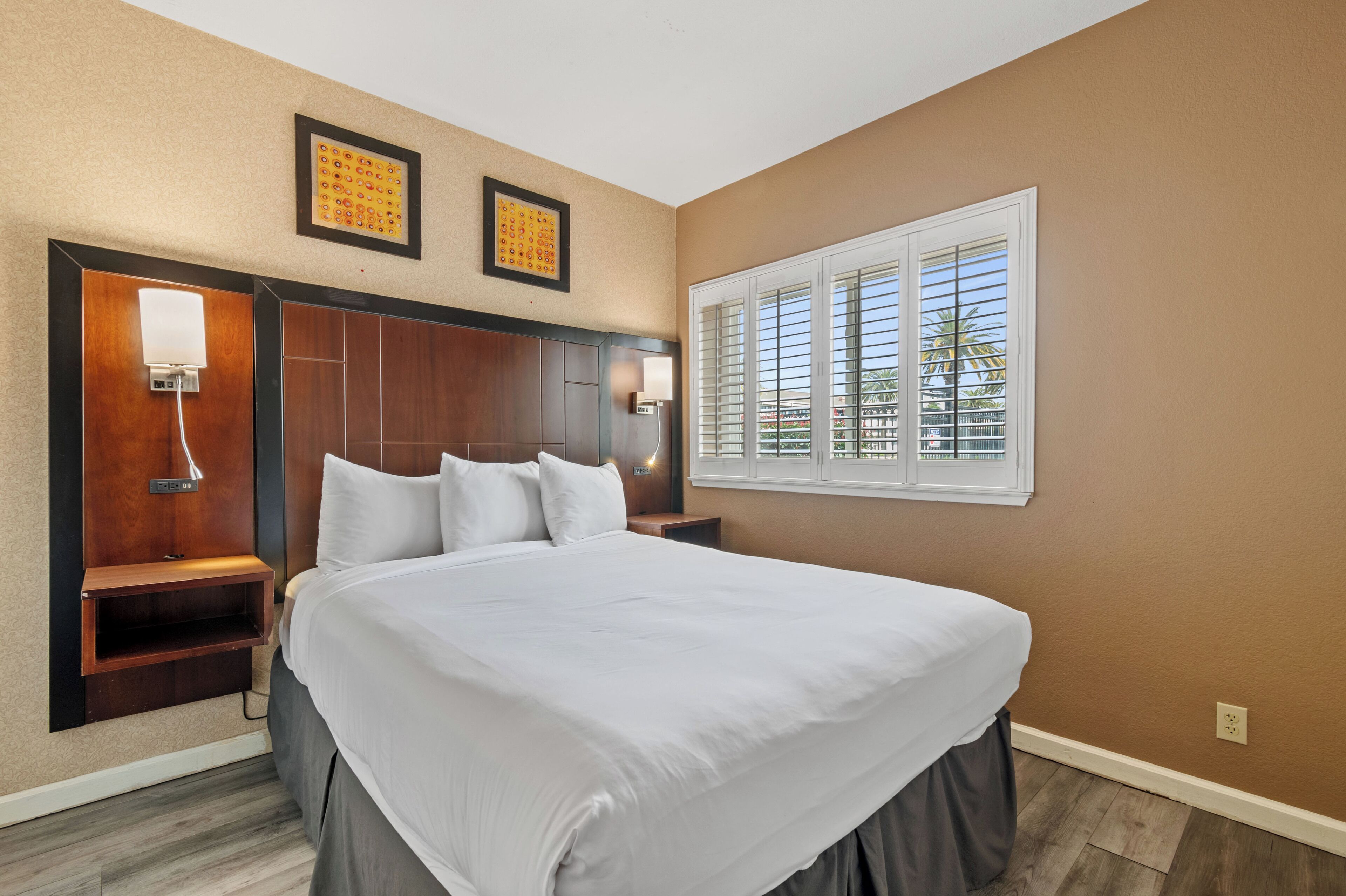 Suíte, 2 quartos (Two Queen) | Camas com colchões pillow-top, frigobar, escrivaninha