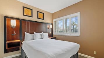 Suíte, 2 quartos (Two Queen) | Camas com colchões pillow-top, frigobar, escrivaninha