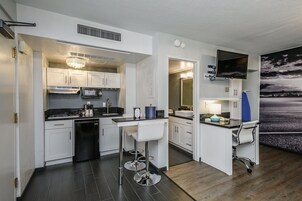 客房, 2 张大床, 简易厨房 | 加厚床垫、迷你吧、办公桌、笔记本电脑工作区