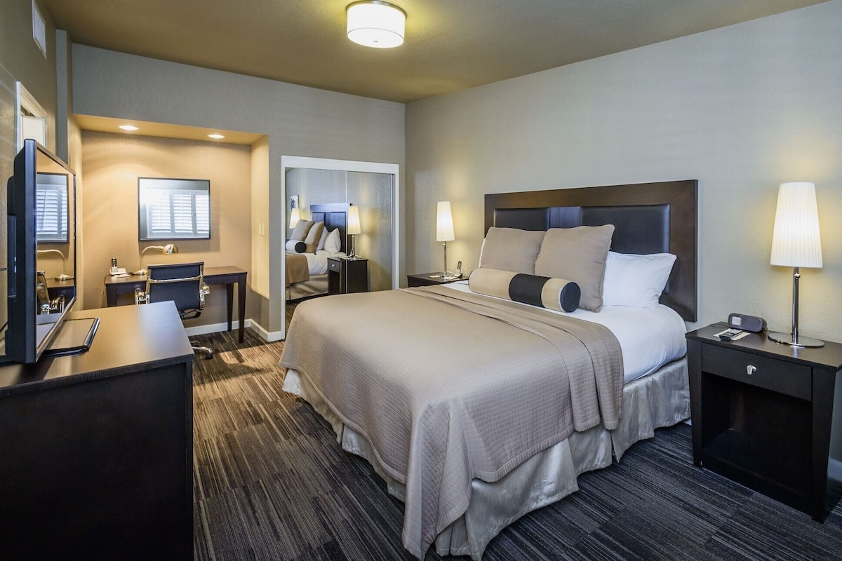 Lit avec matelas Ă plateau-coussin, minibar, bureau