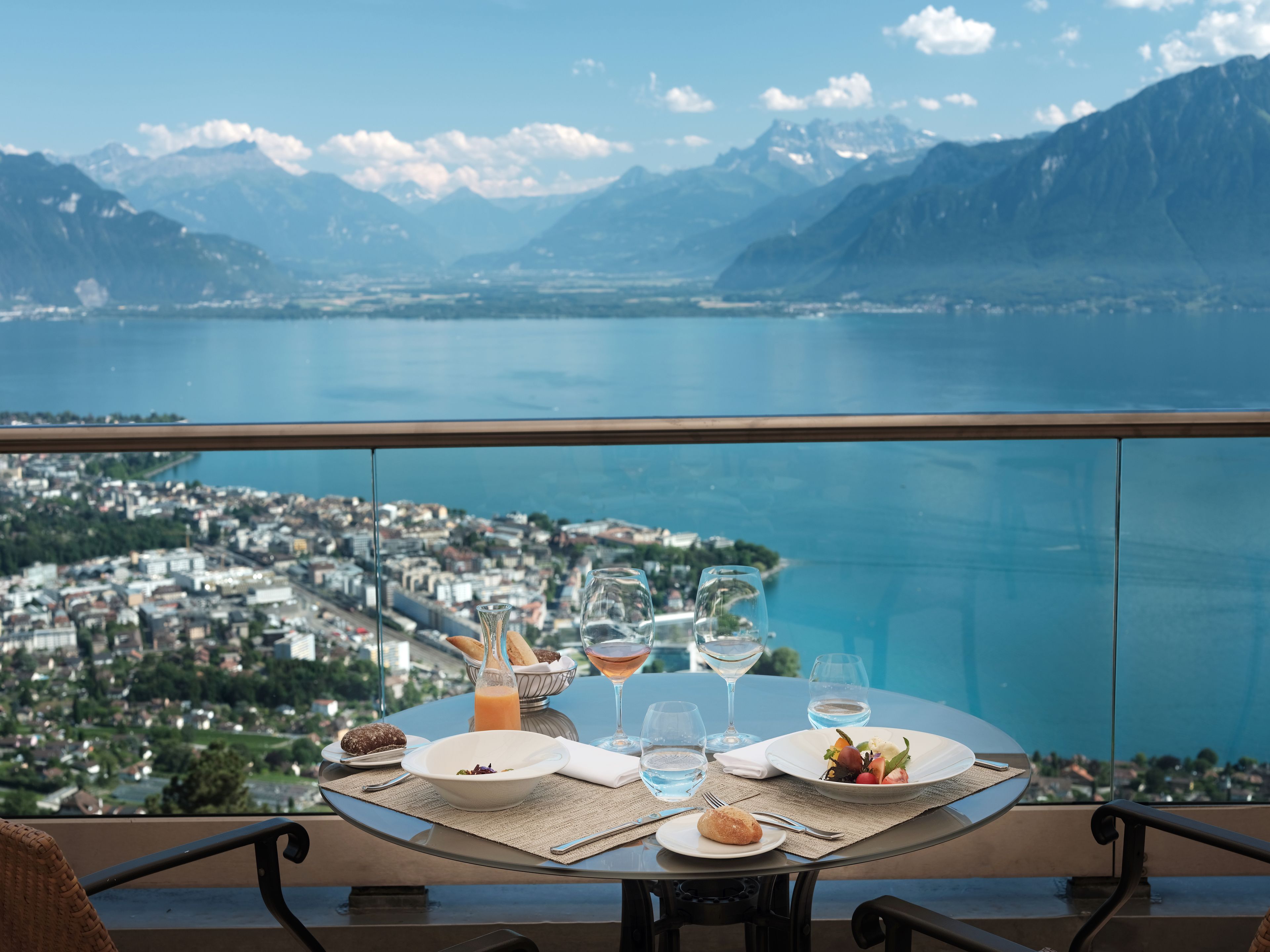 2 restaurants, breakfast, lunch served; local and international cuisine