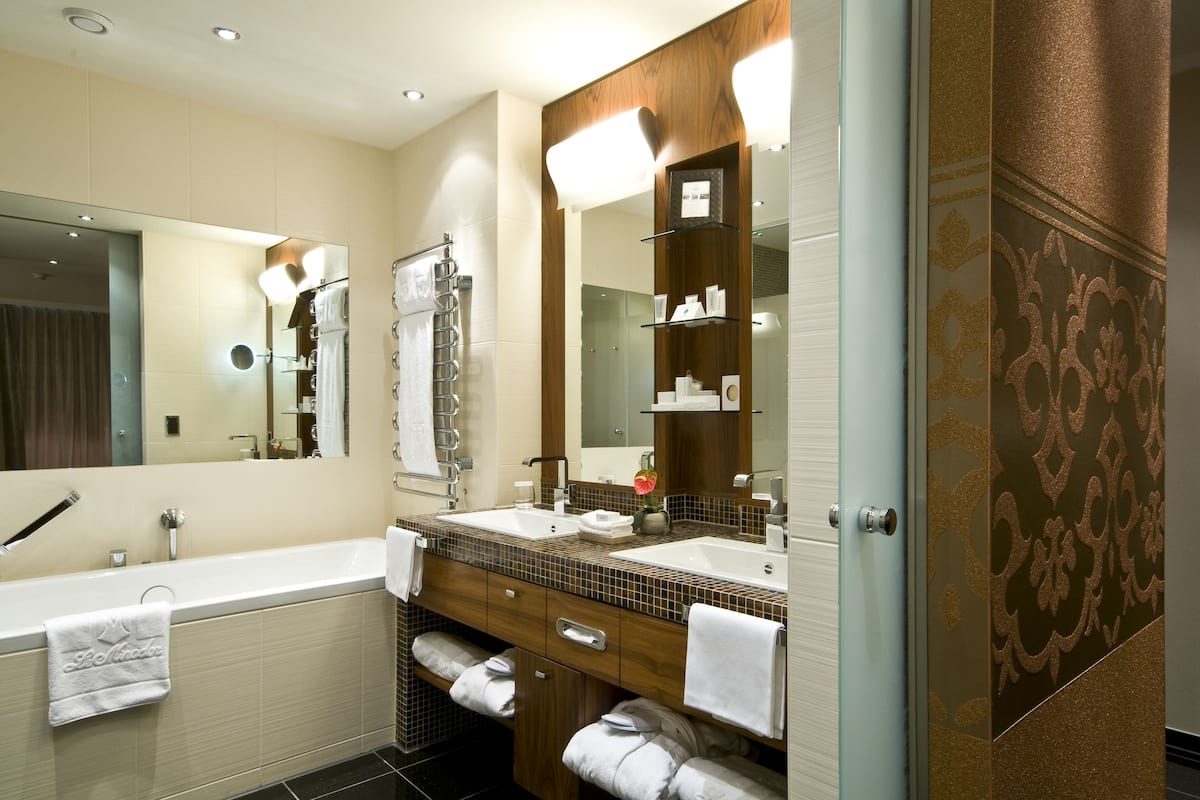 junior suite (prestige) | bathroom | separate bathtub and shower, free toiletries, hair dryer, bathrobes