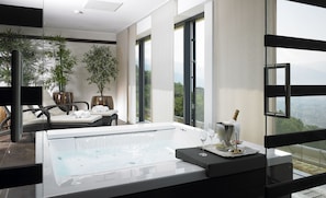 Couples treatment room(s), sauna, hot tub, steam room