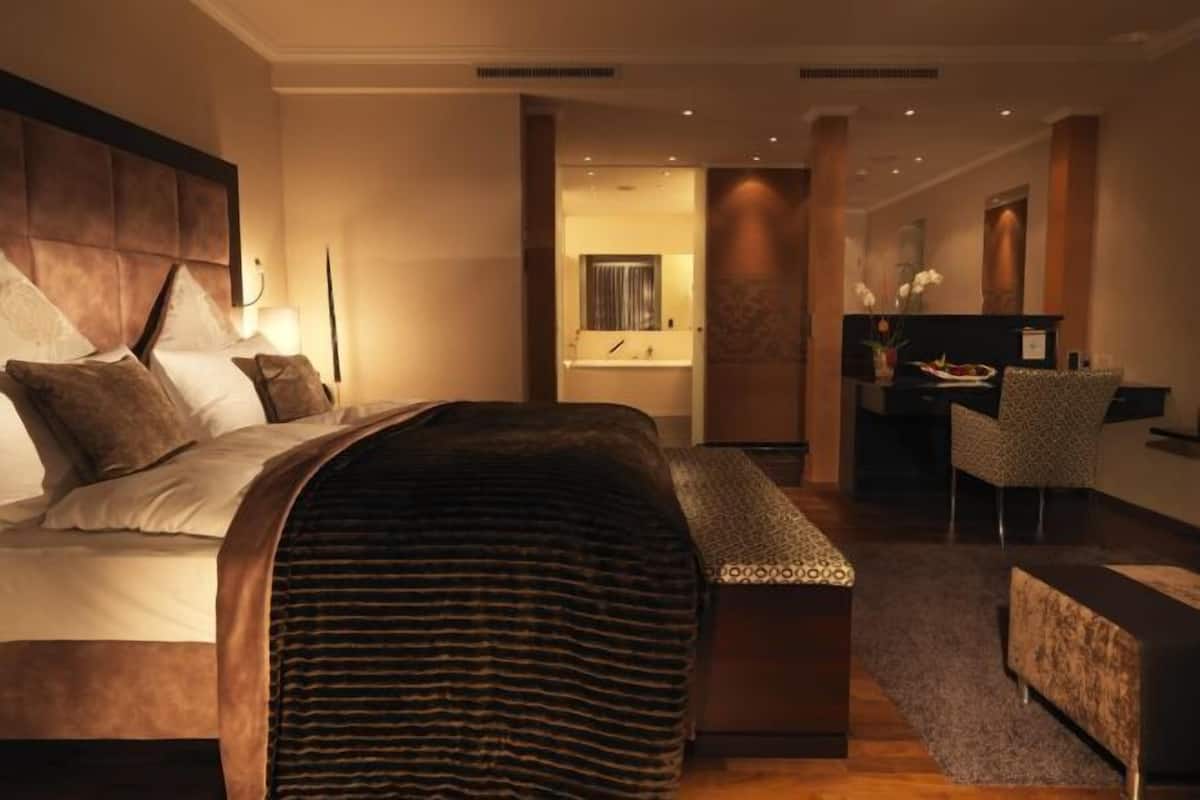Hochwertige Bettwaren, Minibar, Zimmersafe, Schreibtisch