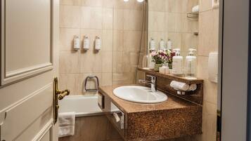 Une salle de bain avec un lavabo, un miroir et des toilettes.