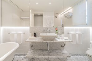 Suite superior (Emiliano) | Baño | Ducha, artículos de higiene personal gratuitos, secador de pelo y bidé