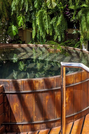 Couples treatment rooms, sauna, body treatments, aromatherapy