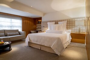 Luksusrom, 1 kingsize-seng | 1 soverom, sengetøy av topp kvalitet, minibar og safe på rommet