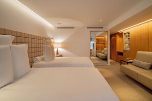 Habitación de lujo (2 Twin Beds) | 1 dormitorio, ropa de cama de alta calidad, minibar y caja fuerte