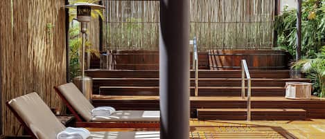 Parihoitohuone(ita), sauna, vartalohoitoja, aromaterapiaa