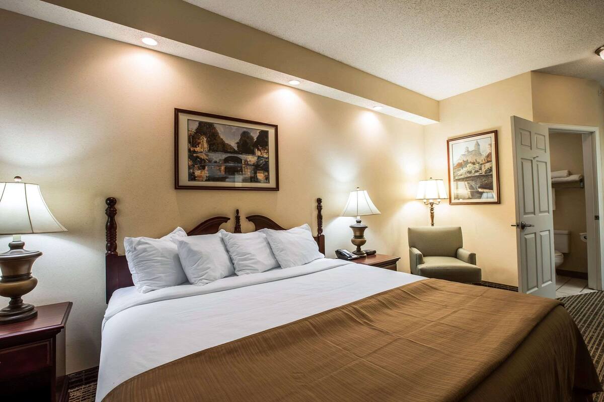 Lit avec matelas à plateau-coussin, bureau, fer et planche à repasser