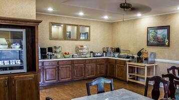 朝食 (コンチネンタル ブレックファスト 、無料)