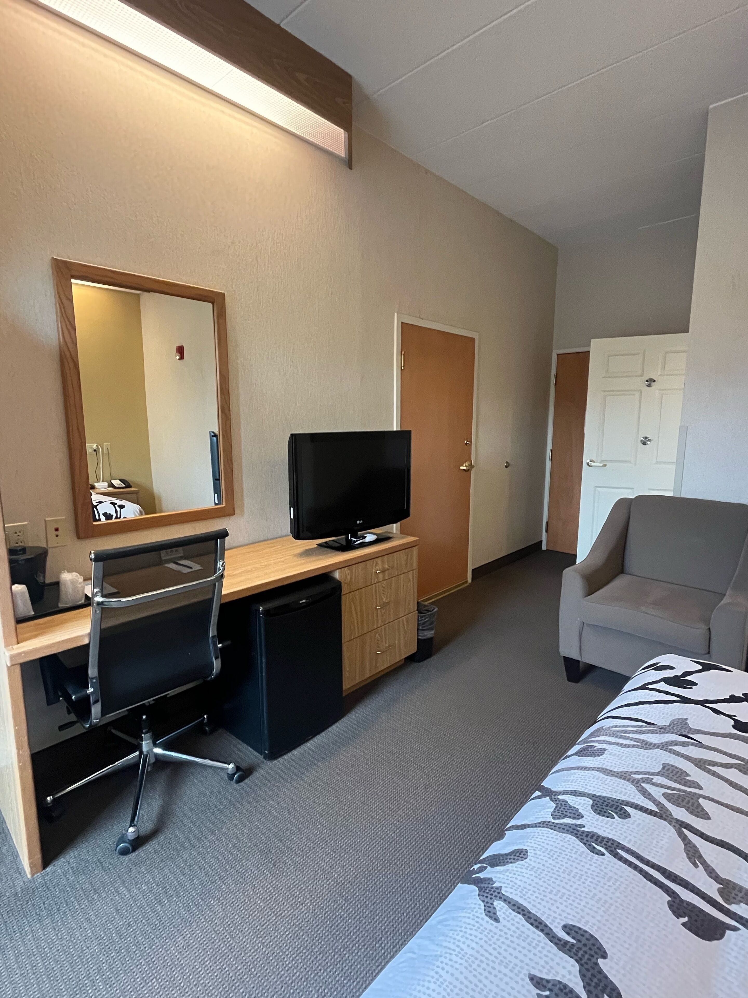 room, 1 queen bed, accessible, non smoking | desk, blackout curtains, iron/ironing board, free wifi