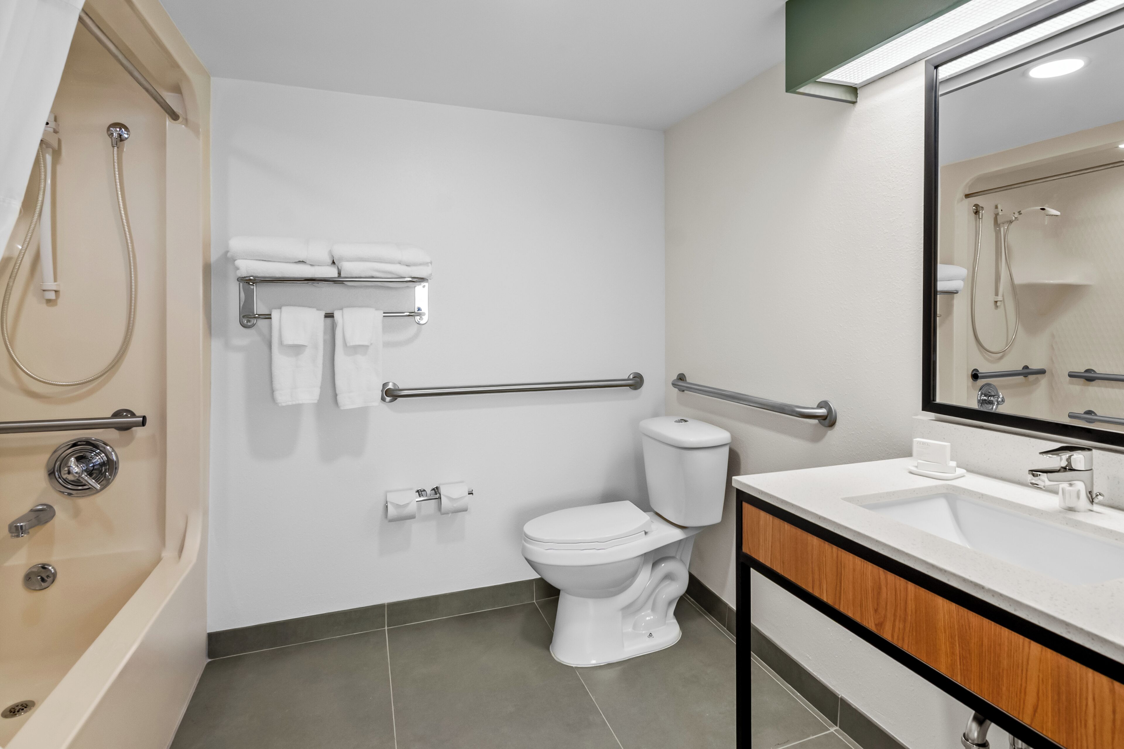 Kamar, 1 Tempat Tidur King, akses difabel, bathtub (Mobility & Hearing) | Kamar mandi | Shower, perlengkapan mandi gratis, pengering rambut, dan handuk