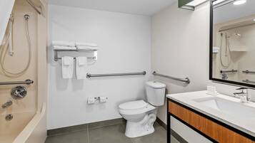 Kamar, 1 Tempat Tidur King, akses difabel, bathtub (Mobility & Hearing) | Kamar mandi | Shower, perlengkapan mandi gratis, pengering rambut, dan handuk