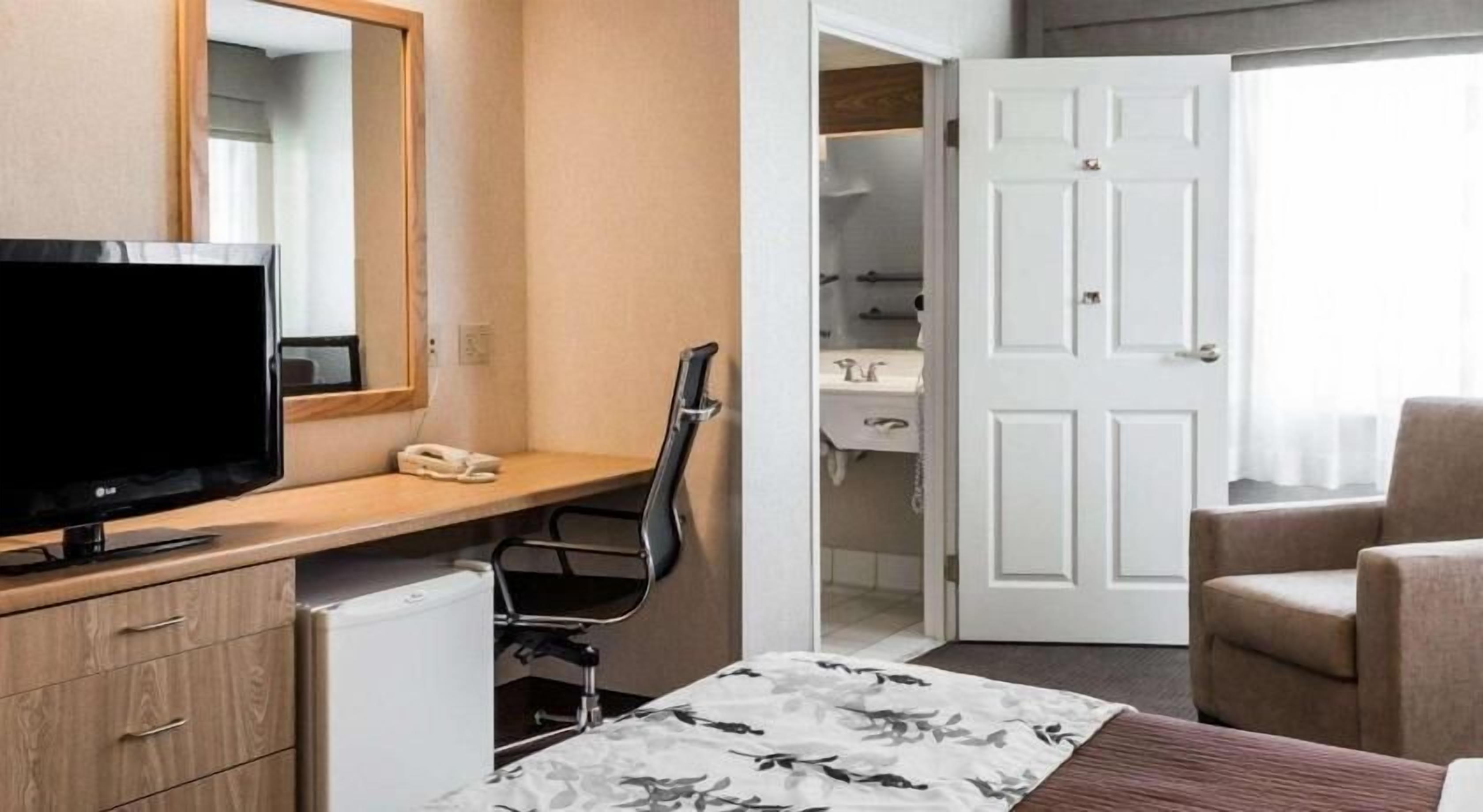 room, 1 king bed, accessible, non smoking | desk, blackout curtains, iron/ironing board, free wifi