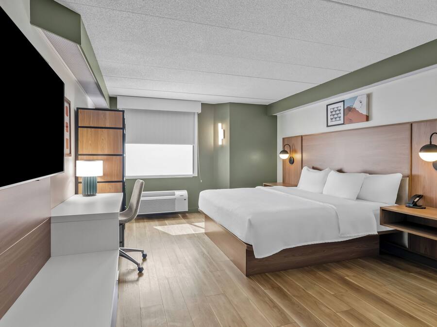 Room, 1 King Bed | Desk, blackout curtains, iron/ironing board, free WiFi