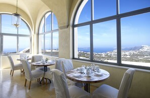 Se sirven desayunos, comidas y cocina griega con vista a la alberca