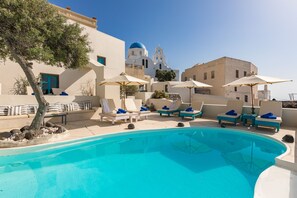 Outdoor pool, pool umbrellas, sun loungers - Zannos Melathron (Santorini)