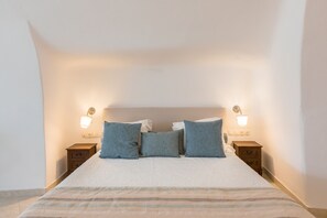 Honeymoon Suite, Sea View (Private Jetted Tub) | 1 bedroom, Egyptian cotton sheets, premium bedding, down comforters - Zannos Melathron (Santorini)