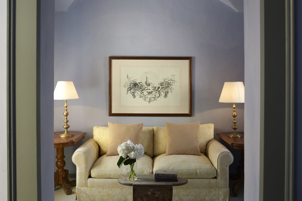 Junior Suite Garden or Sea View | Olohuone | 32–tuumainen taulutelevisio, jossa satelliittikanavat