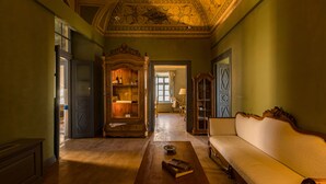 Family Suite, Partial Sea View | Lobby sitting area - Zannos Melathron (Santorini)